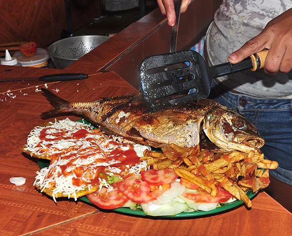 Reportan que pescadores y comerciantes de La Guaira retoman sus labores paulatinamente