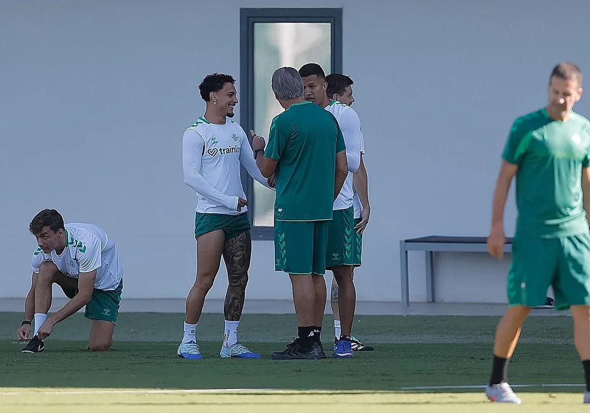 Antony participa en el entrenamiento del Betis antes del duelo ante el Oporto