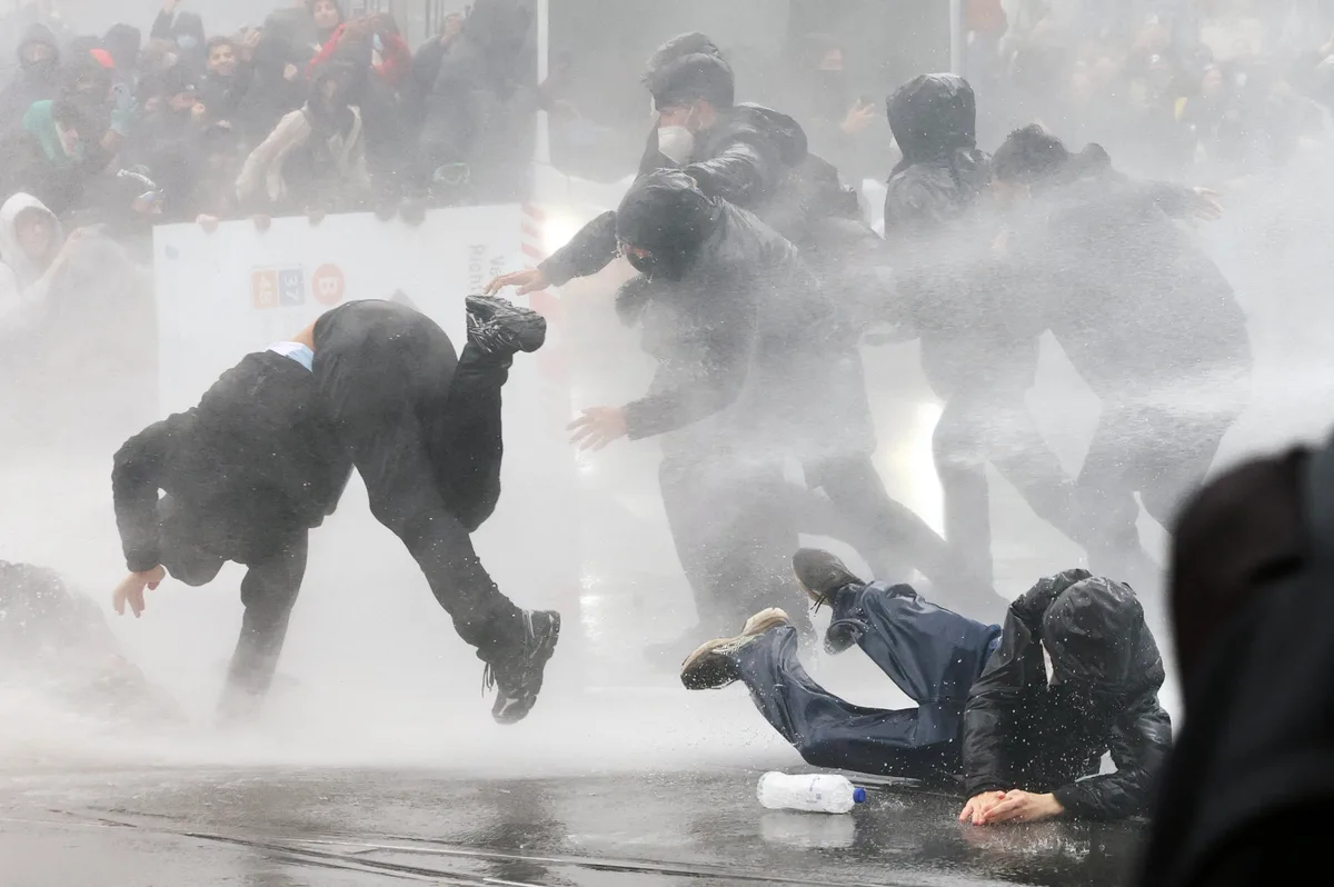 Disturbios en Bruselas: jóvenes y policías se enfrentan en la jornada de huelga nacional contra el ajuste