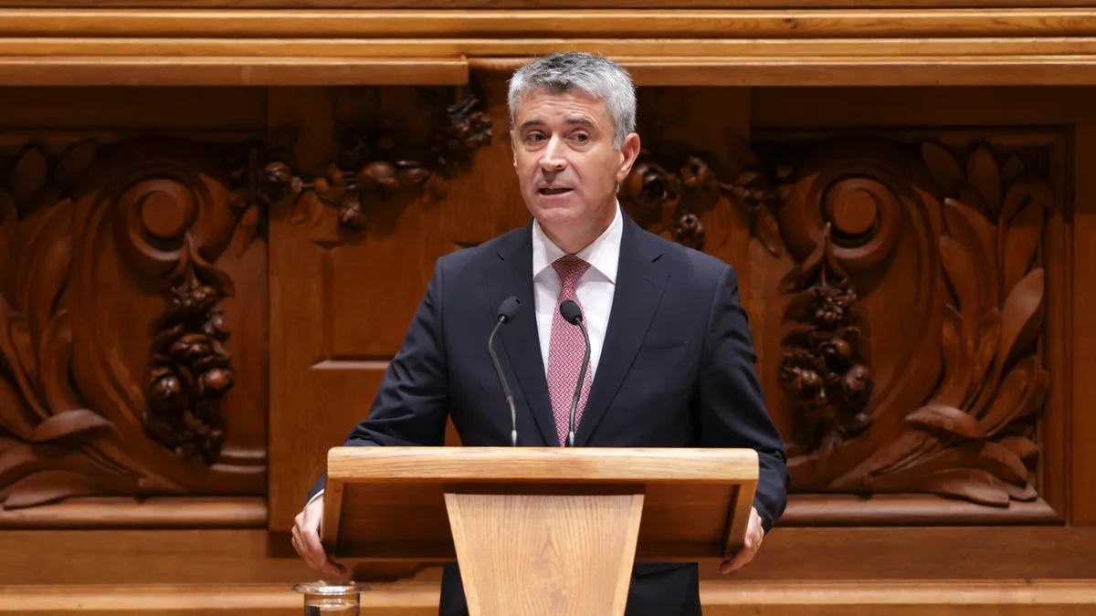 Carneiro promete só apresentar propostas “sustentáveis do ponto de vista orçamental”