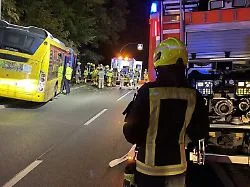 Ein Opfer in Lebensgefahr: Elf Verletzte nach schwerem Busunfall in Berlin