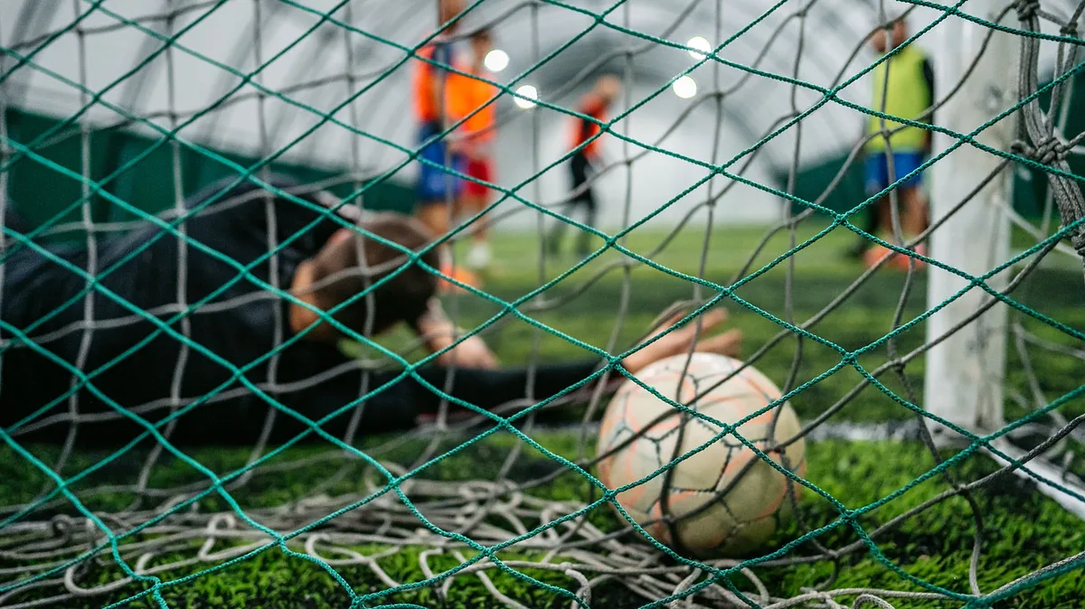 Demora judicial y fallo multimillonario: la condena por un muro sin protección a centímetros de una cancha de fútbol