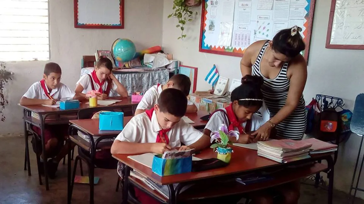 Cuba vuelve a clases con menos presupuesto educativo, hoteles en obra y una “gran fiesta” oficial: uniformes escasos, apagones y aulas sin maestros