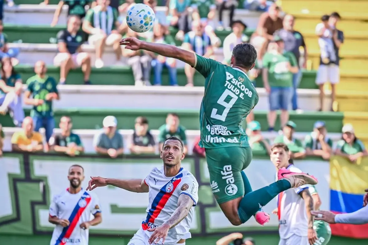 À la CR7, atacante da Chapecoense sobe mais de 2 metros em gol de cabeça contra o Bahia