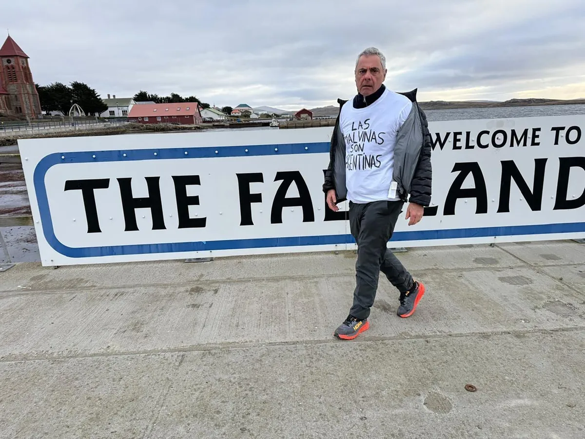 El relato de un veterano de Malvinas que volvió 44 años después: hizo flamear la bandera y cumplió una promesa