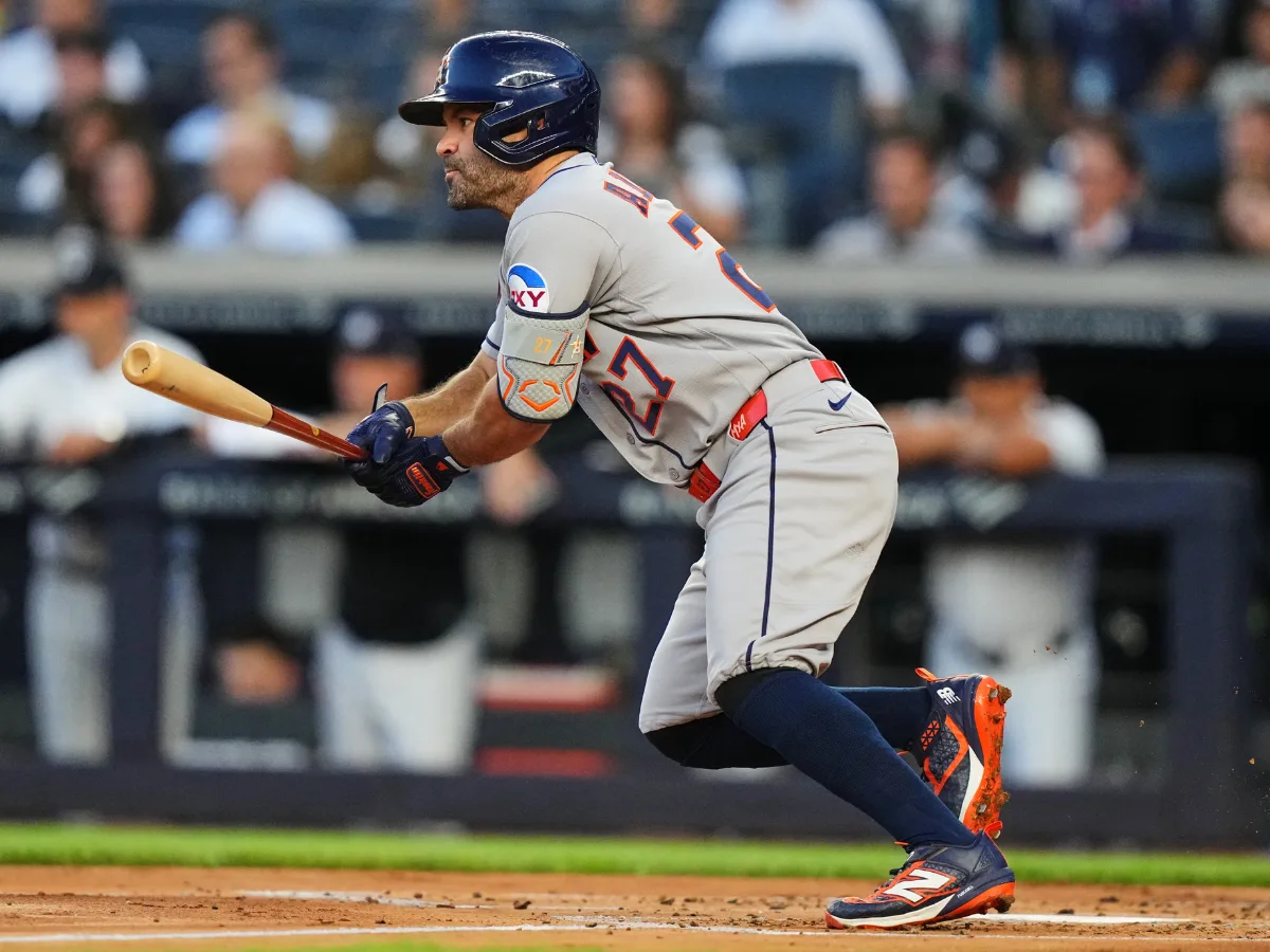Altuve llega a 100 hits por vez número 14 en su carrera