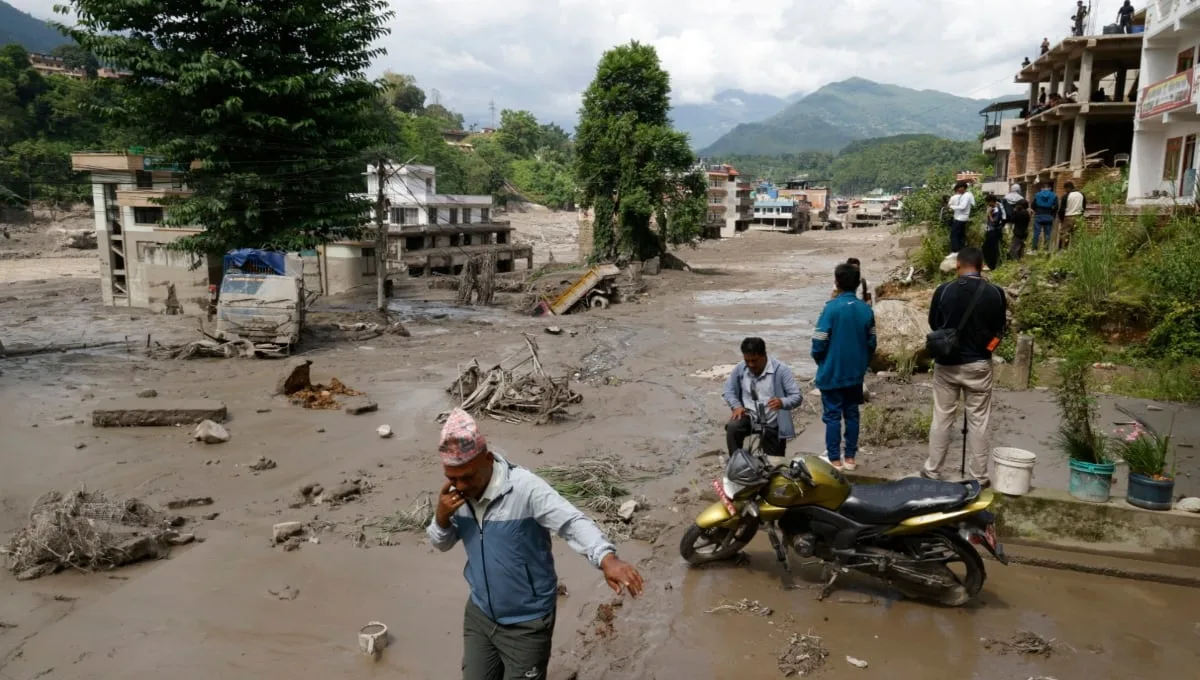 Activan alerta en Nepal por riesgo de un nuevo desbordamiento: ‘El agua se llevó la mitad del pueblo’
