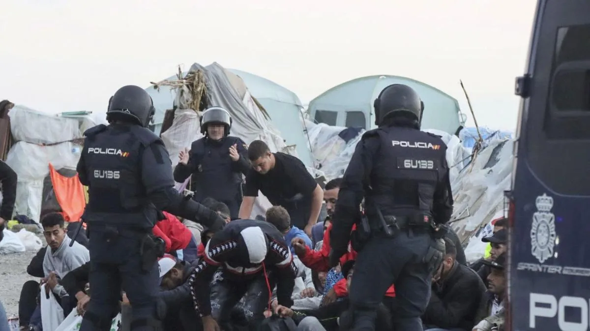 La policía desaloja el último gran asentamiento de migrantes en Ceuta