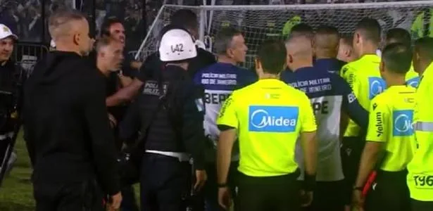 Diretores do Vasco vão para cima de árbitro, que relata tentativa de soco