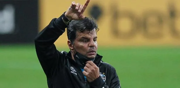 Auxiliar de Renato no Grêmio é preso por descumprir medida protetiva de ex