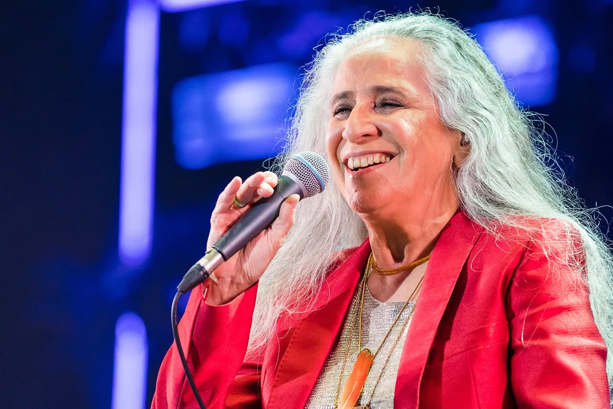 Maria Bethânia corrige Pedro Bial em confusão de orixás de Gilberto Gil