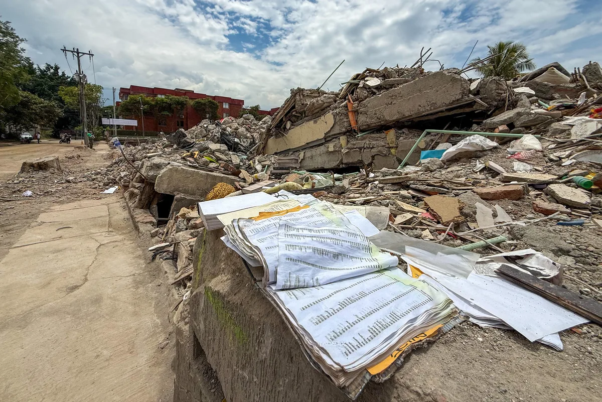 Familias buscan bajo los escombros del terremoto en Cali sus recuerdos atesorados