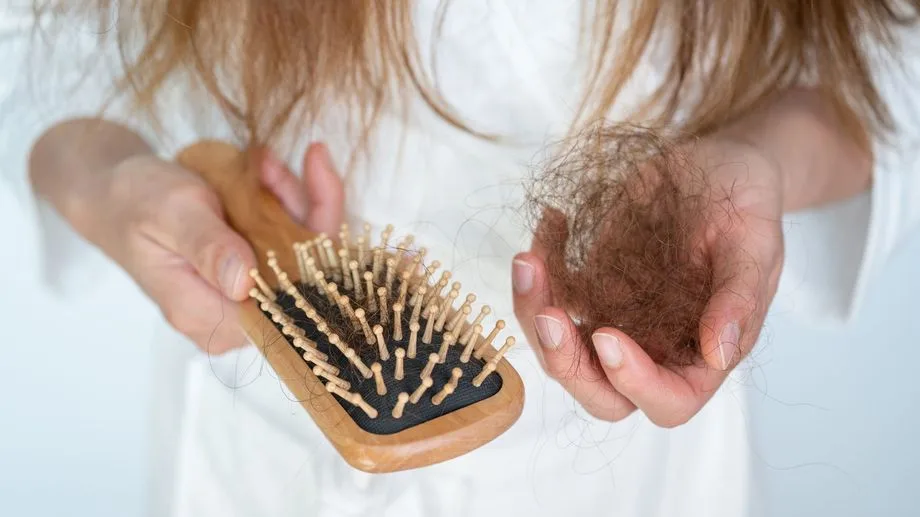 Chute de cheveux : l'automne est-il la saison où l'on en perd le plus ?