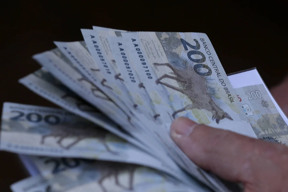 Crescimento da economia brasileira desacelera no 2º tri com retração em junho, diz BC