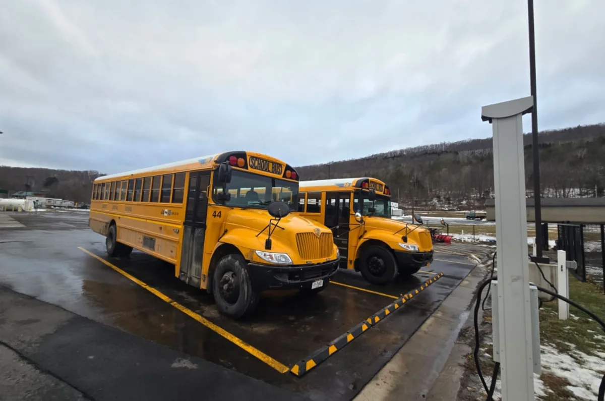 Por qué algunas escuelas de Nueva York están dejando de usar autobuses eléctricos