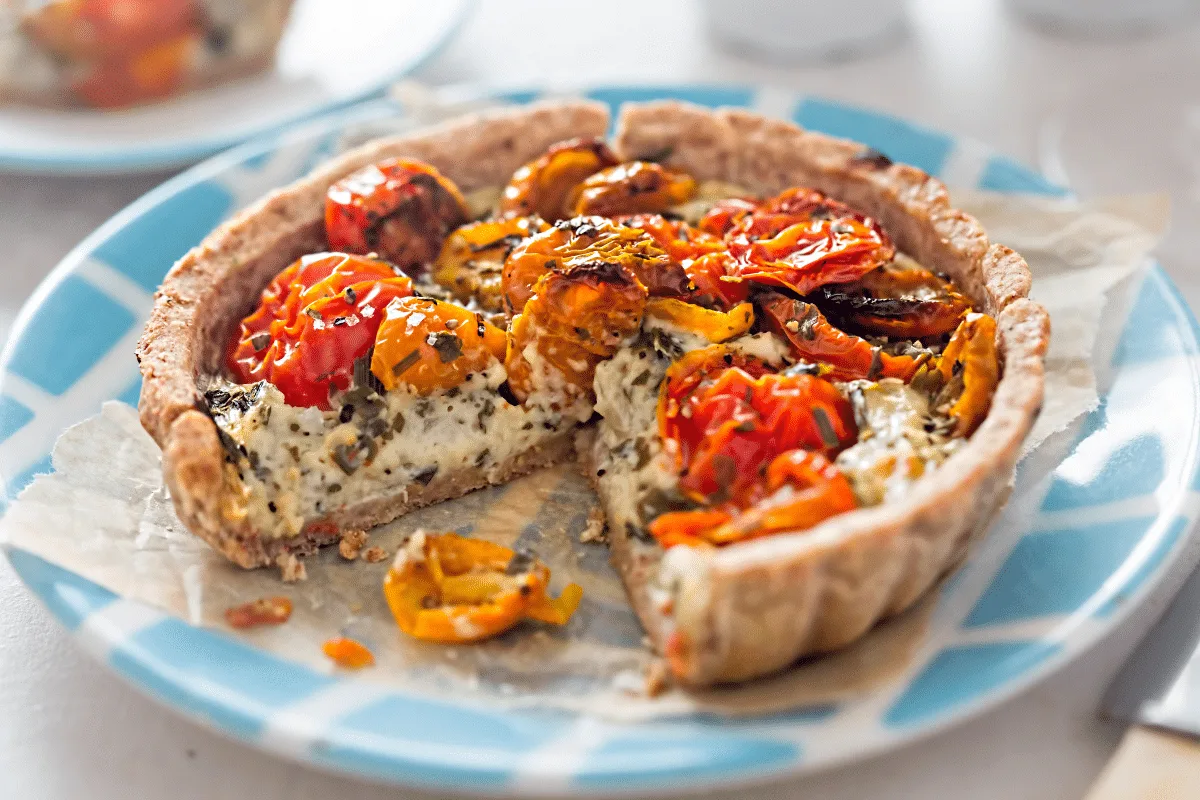 Essa torta crocante de tomate seco e muçarela vai virar sua receita favorita para o jantar