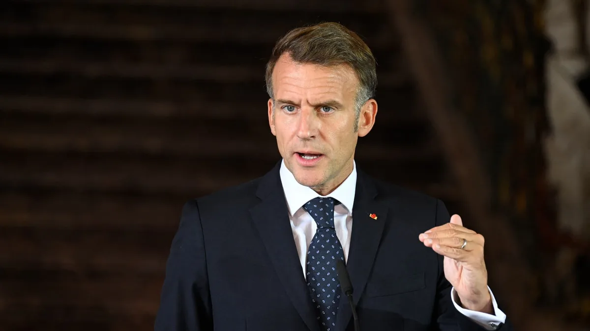 Emmanuel Macron va rencontrer les pompiers qui ont combattu le feu dans le Var et les maires des communes touchées