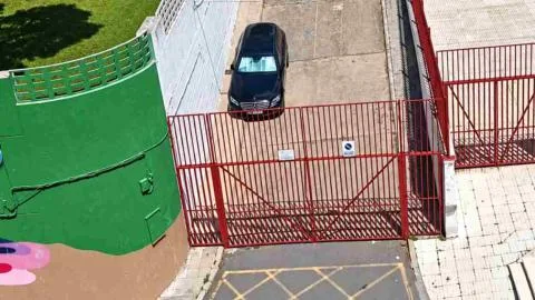 El "garaje" gratis de un concejal del PP en Puertollano: aparca en una instalación municipal para evitar la zona azul