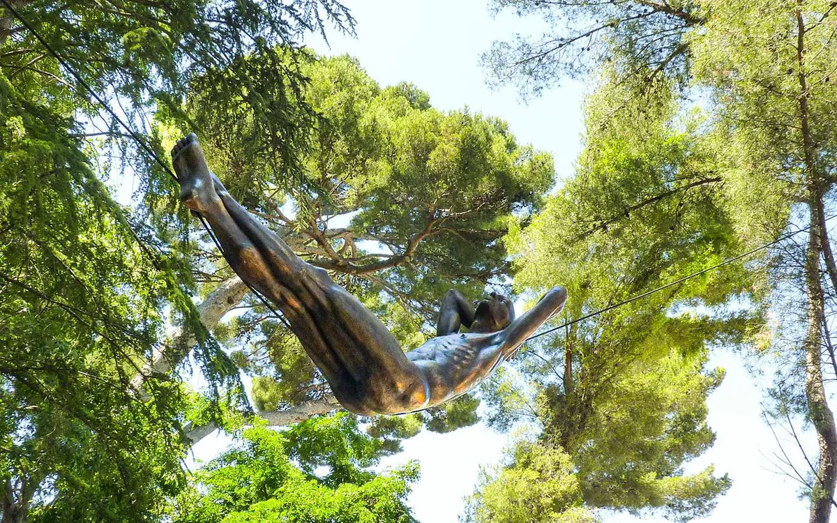 Château de Mandelieu : comment les sculptures aériennes de Nicolas Lavarenne sont devenues un spectacle vertigineux entre ciel et pierre
