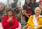 Em cadeira de rodas, centenárias participam de ato em Copacabana