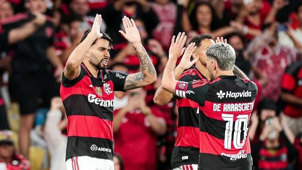 Flamengo vence o Corinthians e reassume liderança do Brasileirão