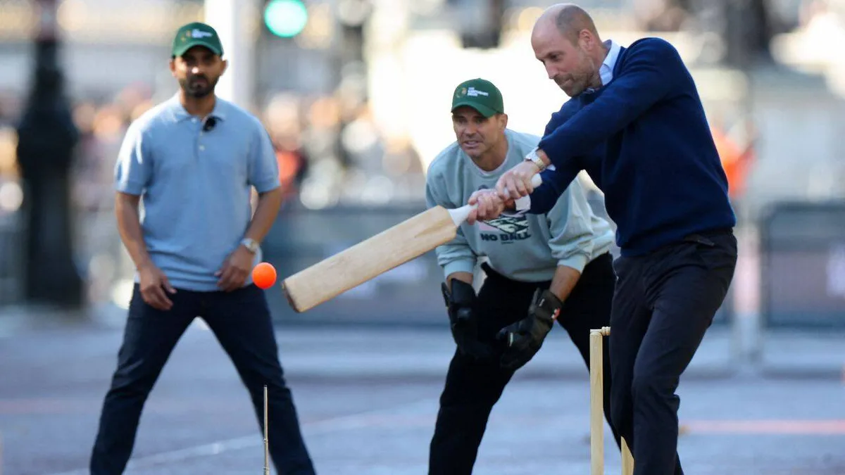 Rahane, Ganguly play cricket with Prince WIlliam outside Buckingham Palace - Watch