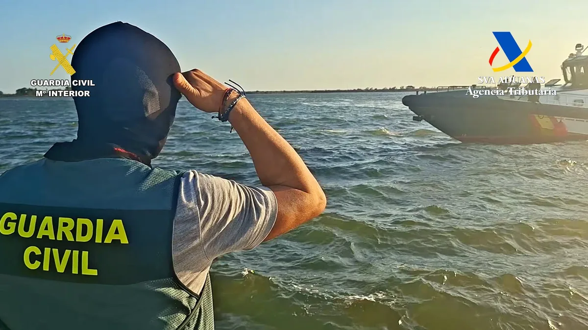 Detenidas diez personas tras disparar a la Guardia Civil durante la persecución de una narcolancha en la costa de Huelva