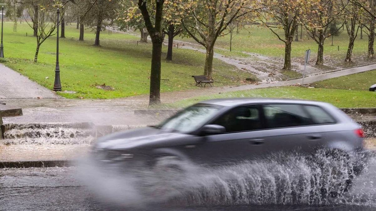 Las gotas de lluvia son como pequeños rayos que destrozan la carrocería de tu coche en menos tiempo del que crees