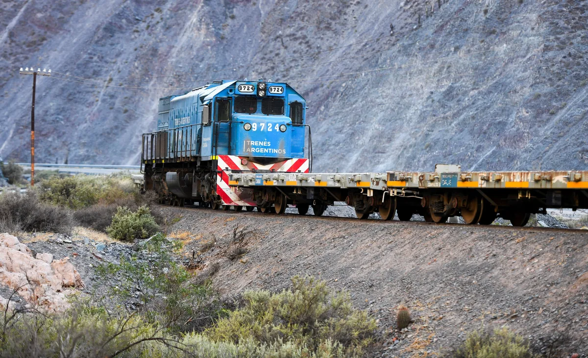 Mientras avanza en la privatización del Belgrano Cargas, el Gobierno habilitó el RIGI para obras ferroviarias y tecnología