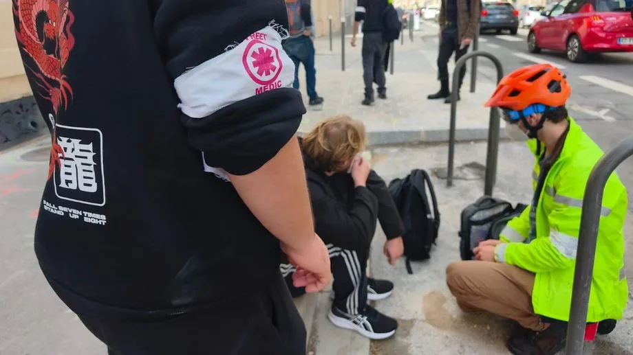“Ça m’a rassuré” : dans les cortèges à Reims, les street medics soignent les manifestants blessés