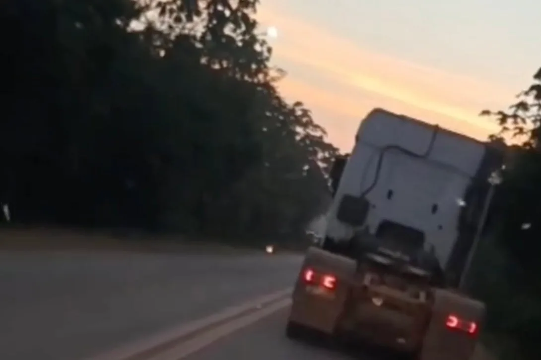Carreta avança contra testemunhas após morte de ciclista na BR-319