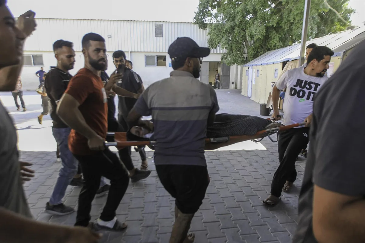 Muere un palestino en un bombardeo de Israel contra una tienda de desplazados en el sur de la Franja de Gaza
