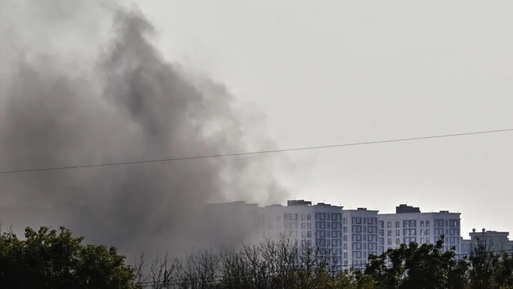 Ukraine: une nouvelle vague de frappes russes fait plusieurs morts en pleine journée de deuil national