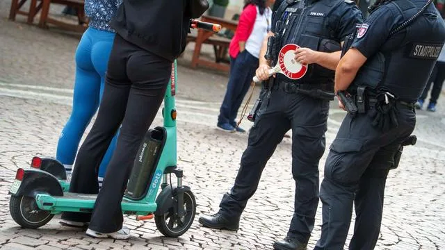 Polizei: 14-Jähriger flieht mit E-Scooter vor Kontrolle - vergeblich