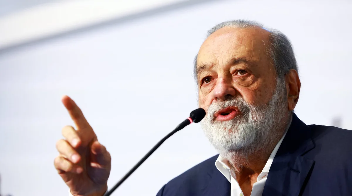Carlos Slim apoya prohibir el uso de celulares en escuelas a partir de noviembre: “El aula es para estudiar”