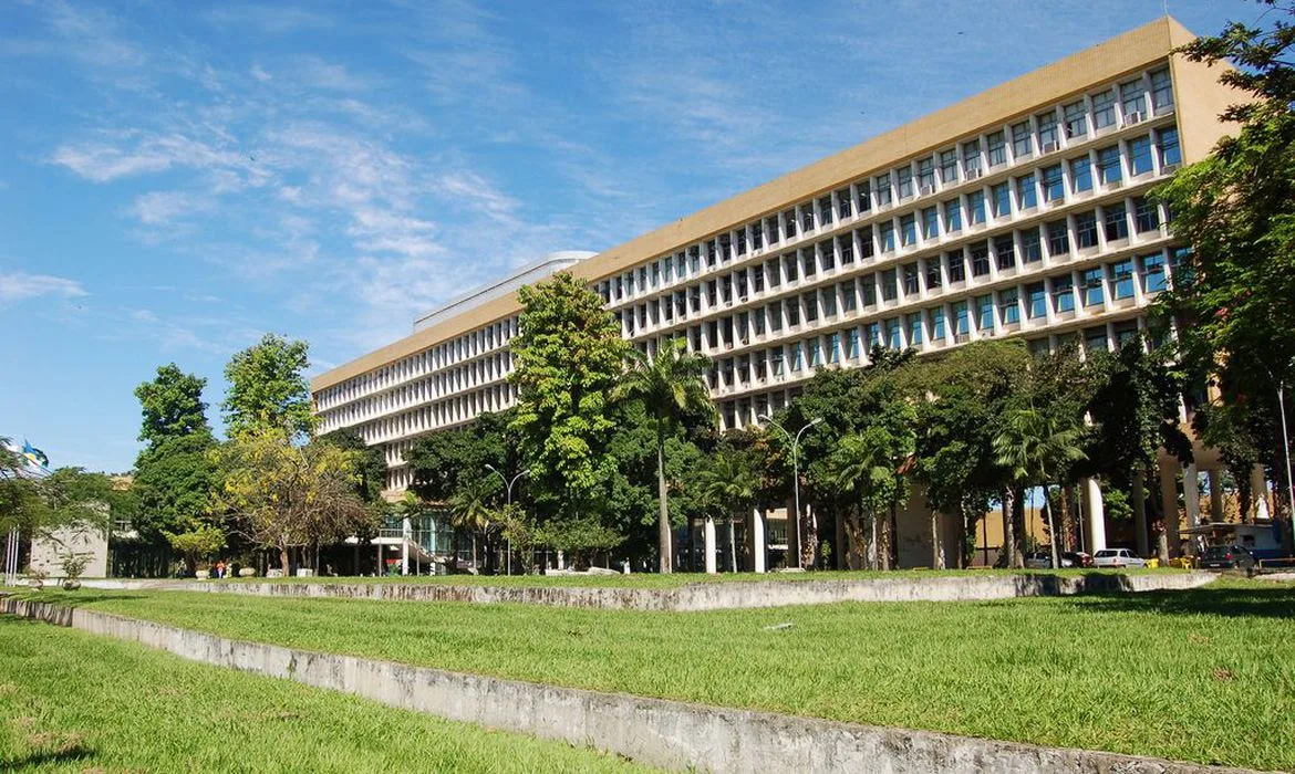 Entenda por que a UFRJ revogou o título de ‘Doutor Honoris Causa’ do embaixador americano