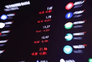 Ibovespa sobe mais de 1% com NY e trade eleitoral, apesar de commodities e IPCA alto