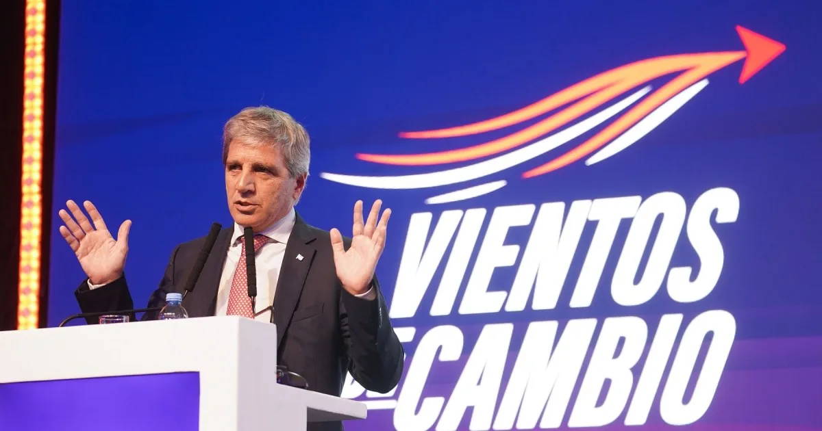 La debilidad de la actividad económica y el bache fiscal acorralan a Luis Caputo