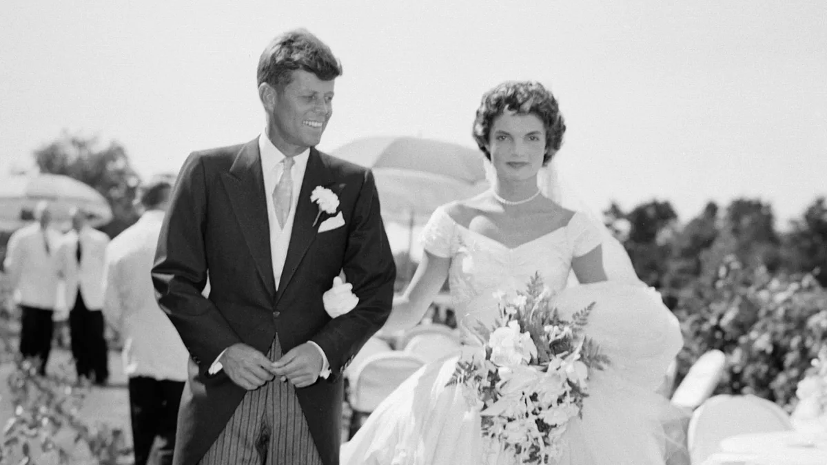 Así fue la gran boda de Jackie Kennedy: 1.200 invitados, una tarta de 5 pisos y el secreto que escondía su espectacular vestido de novia
