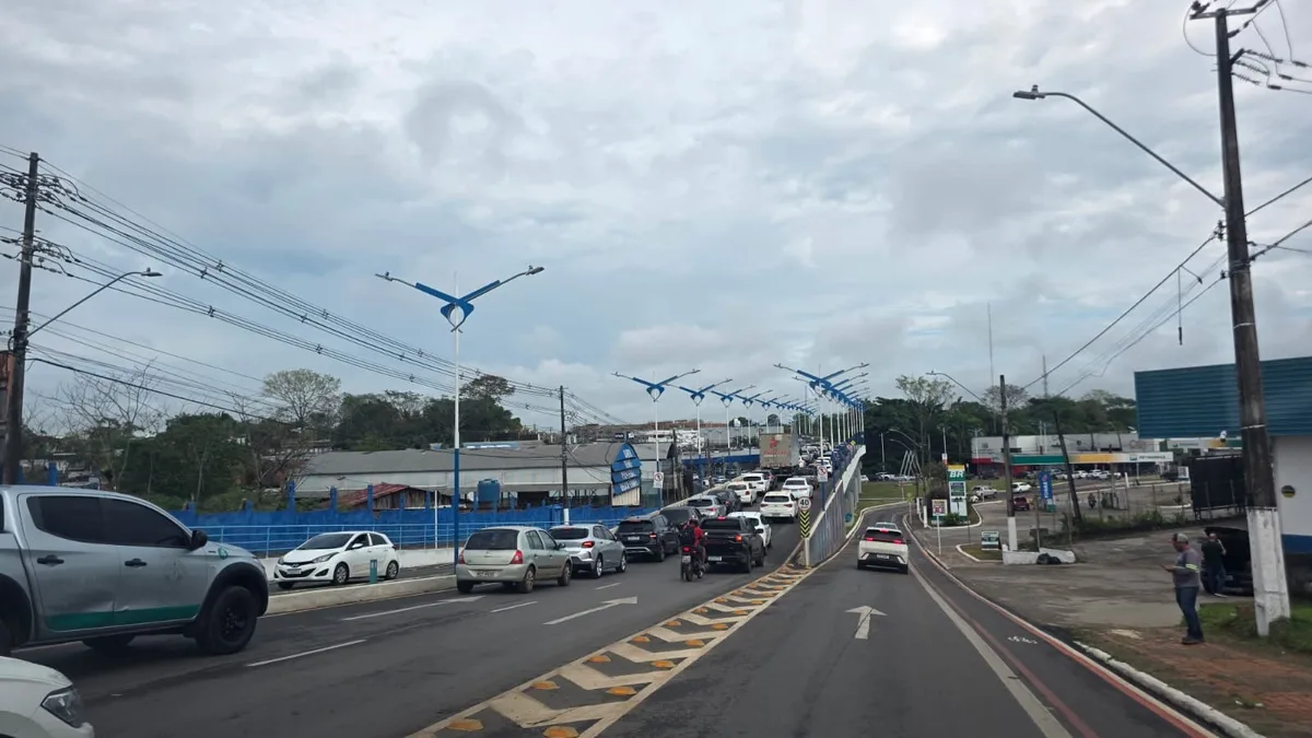 Ônibus articulado quebra e causa congestionamento em região de viaduto em Rio Branco; VÍDEO