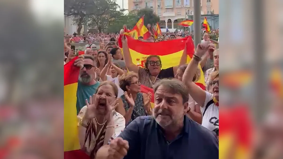 Centenares de ceutíes marchan contra la gestión del Gobierno de la crisis migratoria