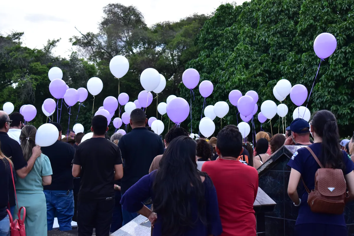 Familiares e amigos fazem homenagem à vítima de feminicídio durante sepultamento