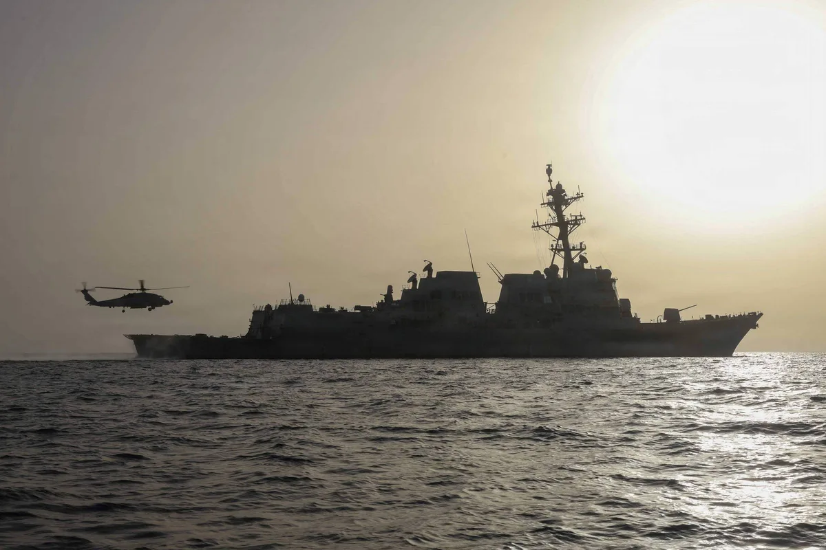EUA atacam com mísseis navio perto do Irã; houthis matam 4