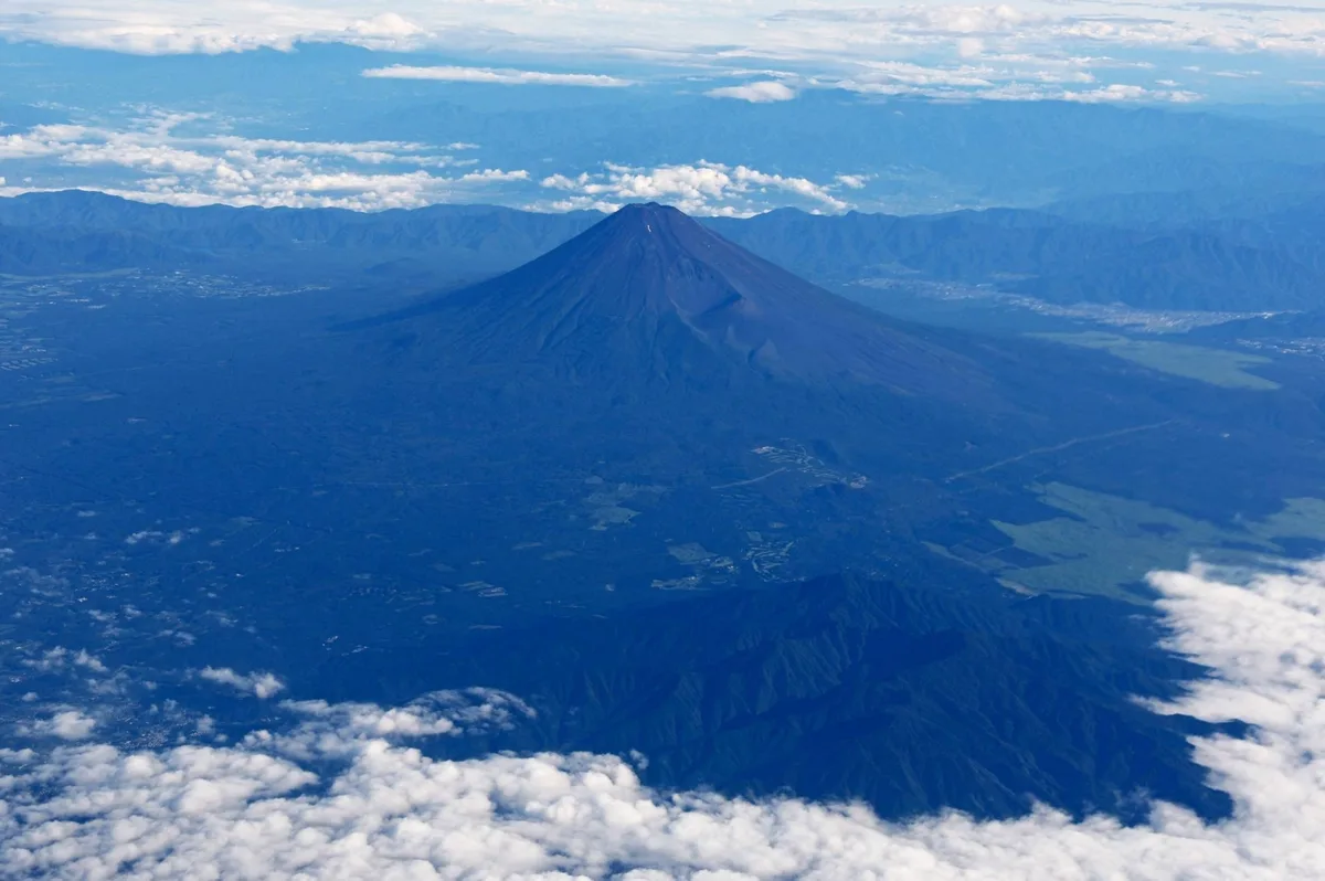 Japan dad ditches 7-year-old for hours to climb Mount Fuji