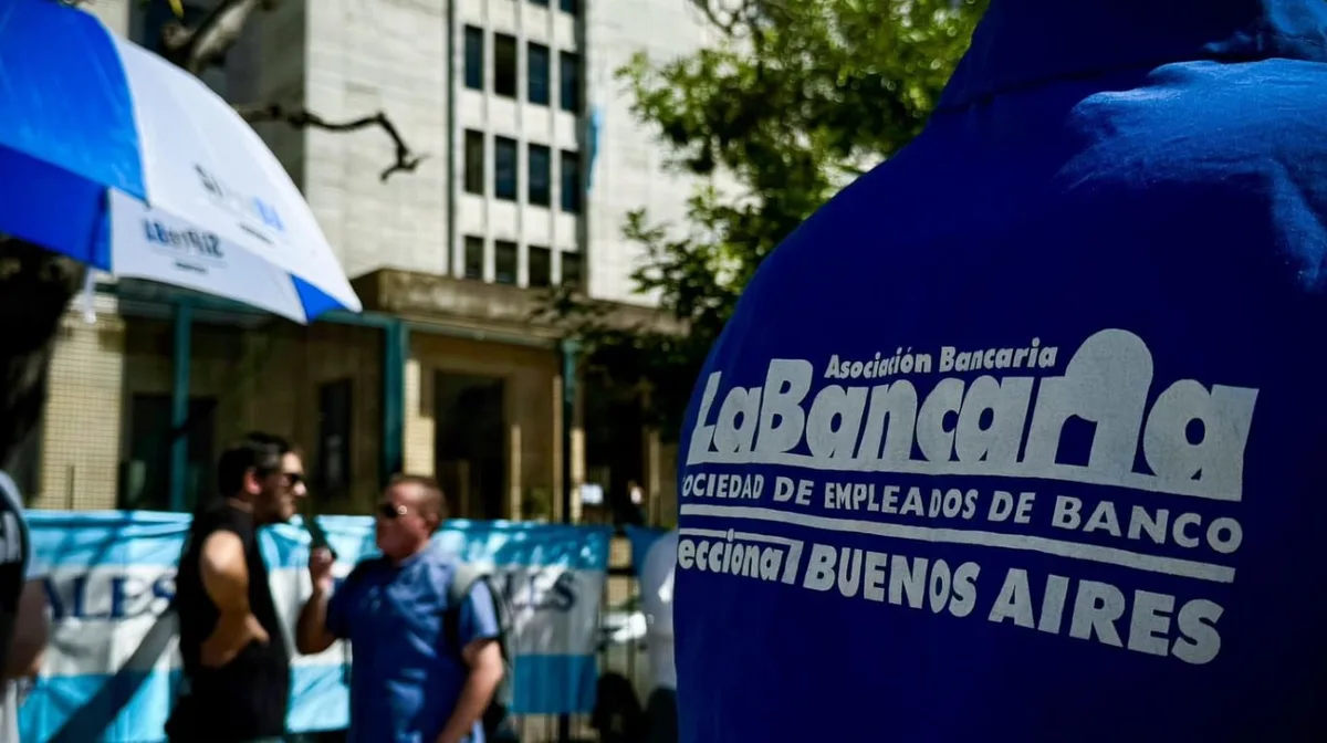 Los bancarios recibirán otro aumento atado a la inflación y el salario inicial superará los $2,5 millones