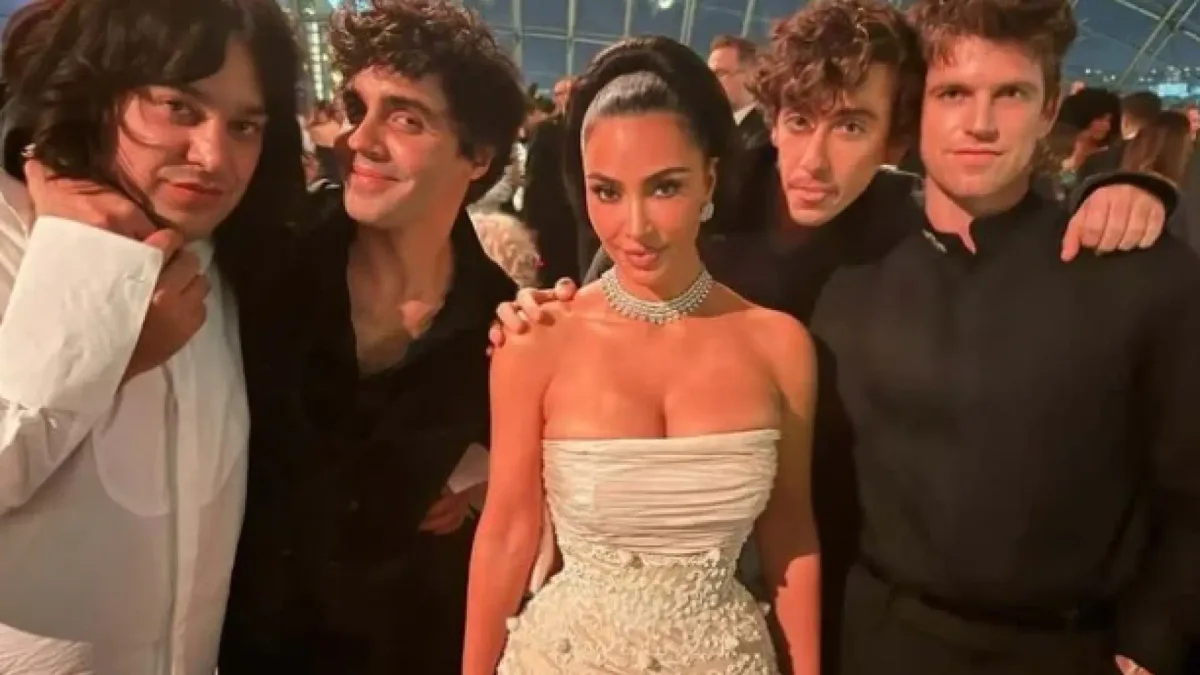La comentada secuencia de fotos de los Javis y los actores de 'La bola negra' codeándose con las grandes estrellas de Hollywood