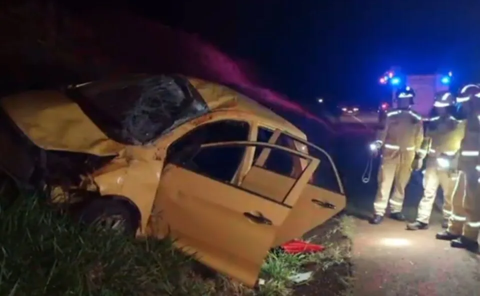 Foi pura sorte! Homem capota o carro e sai andando após acidente na PR-486