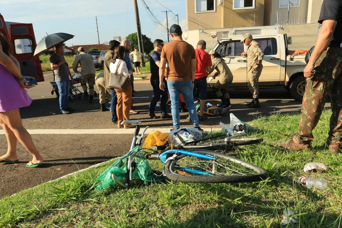 Ciclista fica em estado gravíssimo após ser atingido por caminhonete