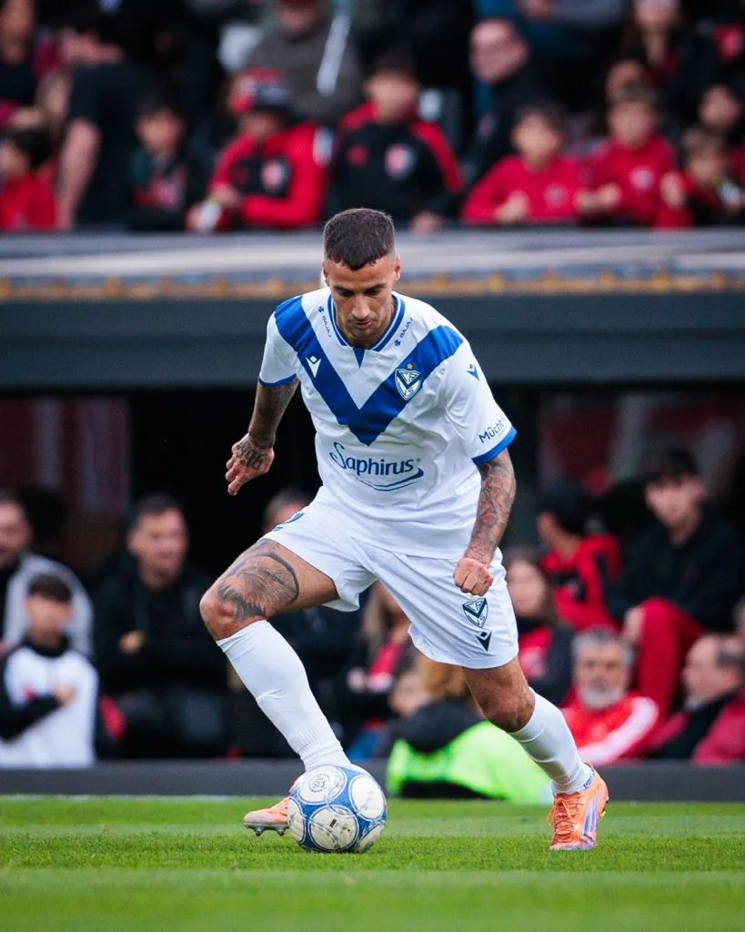 Jogador do Vélez sofre múltiplas fraturas nas costelas e para na UTI