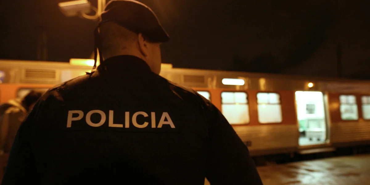 Jovem de 16 anos baleado com arma de airsoft em Corroios